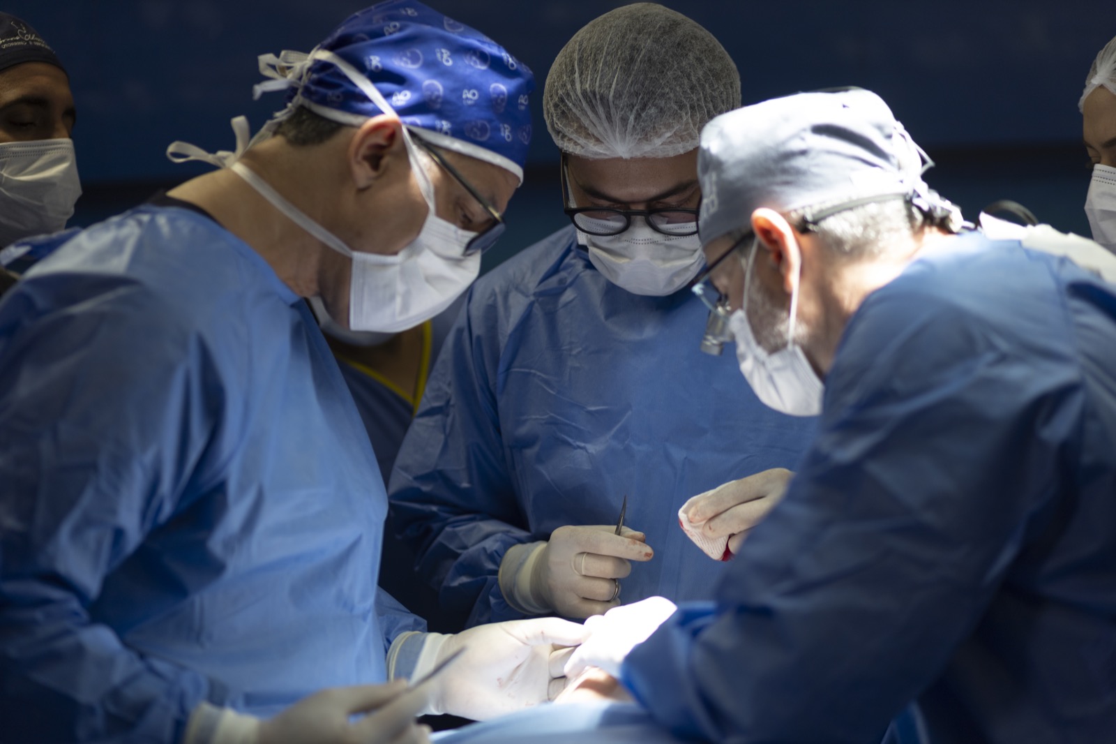 Equipe acompanhando a prática cirúrgica do Lip EX