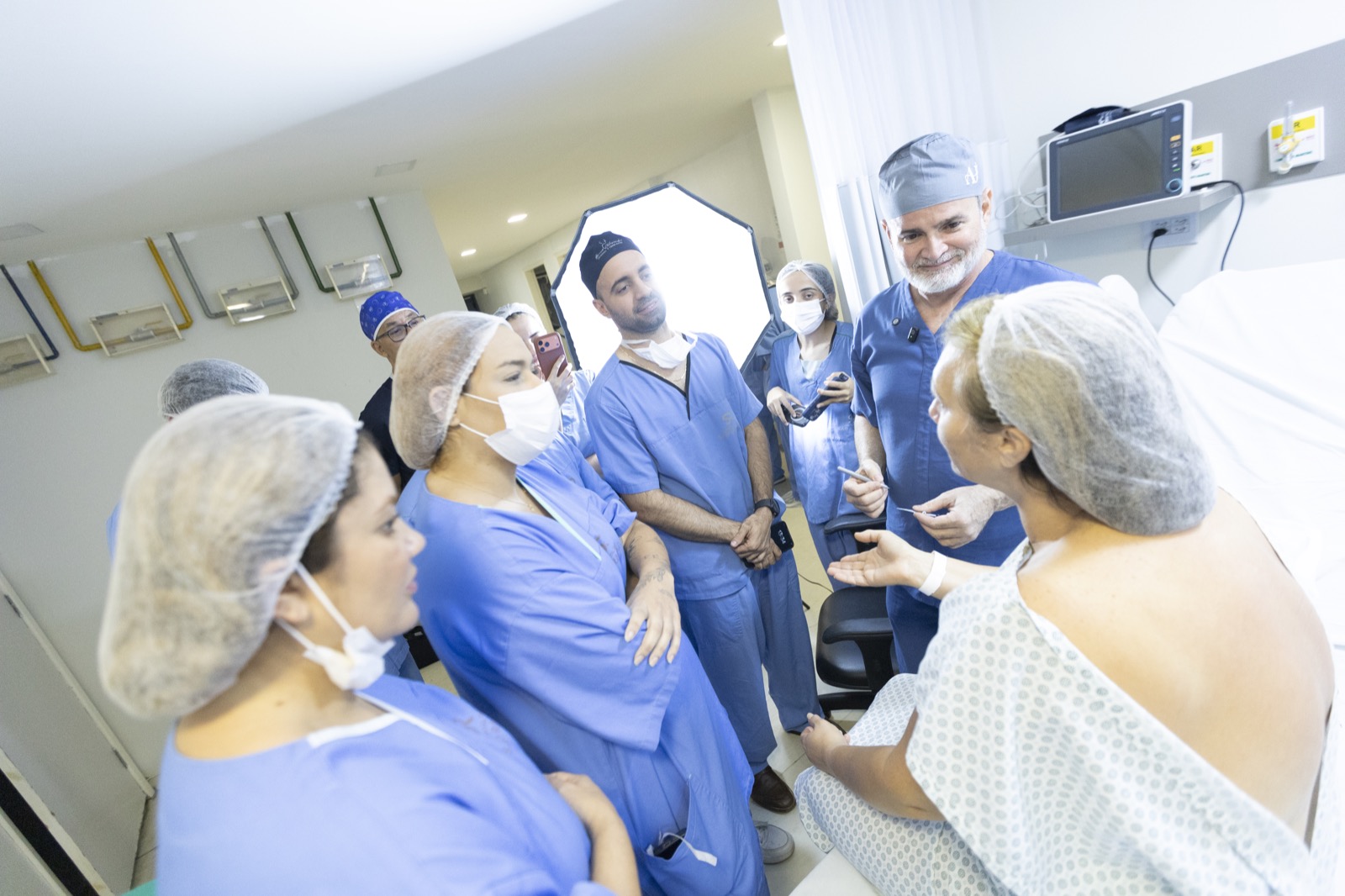 Dr. Alexandre Jácome orientando participantes e paciente modelo