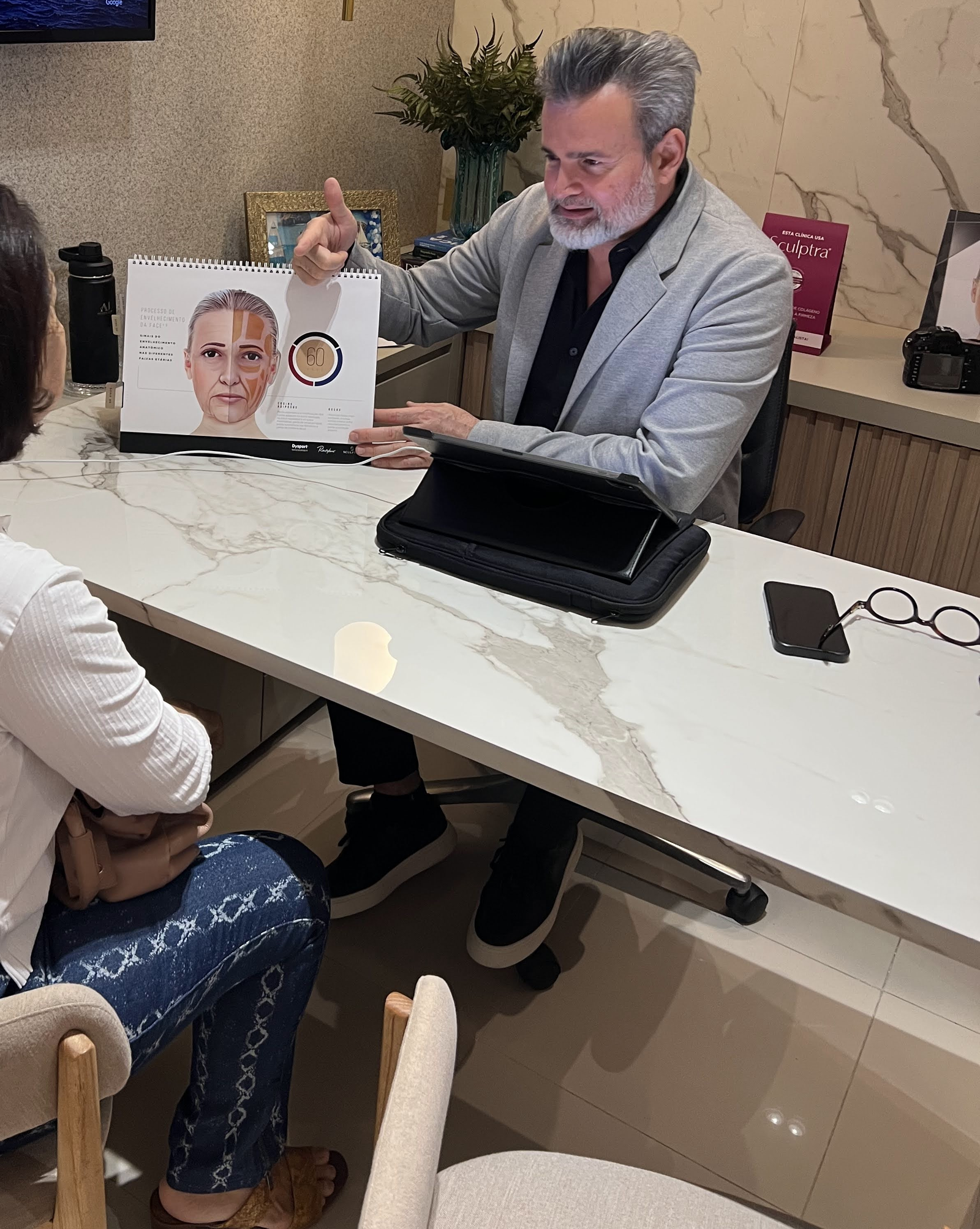 Dr. Alexandre Jácome conduzindo procedimento em centro cirúrgico